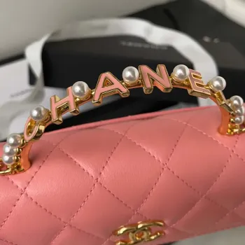 Chanel AP3512 Držák na telefon s klopou, řetízek, imitace jehněčí kůže, perly, smalt a zlato, růžová