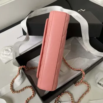 Chanel AP3512 Držák na telefon s klopou, řetízek, imitace jehněčí kůže, perly, smalt a zlato, růžová