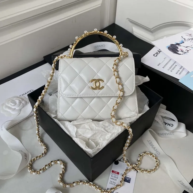 Chanel AP3513 Woc Clutch s řetízkem, jehněčí kůže, imitace perel, smalt a zlato, bílá