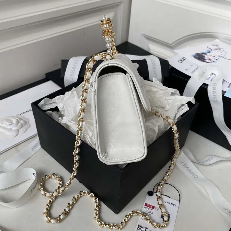 Chanel AP3513 Woc Clutch s řetízkem, jehněčí kůže, imitace perel, smalt a zlato, bílá