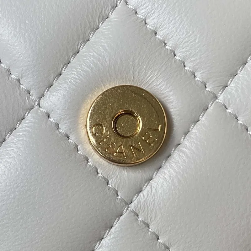 Chanel AP3513 Woc Clutch s řetízkem, jehněčí kůže, imitace perel, smalt a zlato, bílá