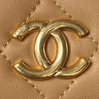 Chanel AP3513 Woc Clutch s řetízkem, jehněčí kůže, imitace perel, smalt a zlato, meruňková barva