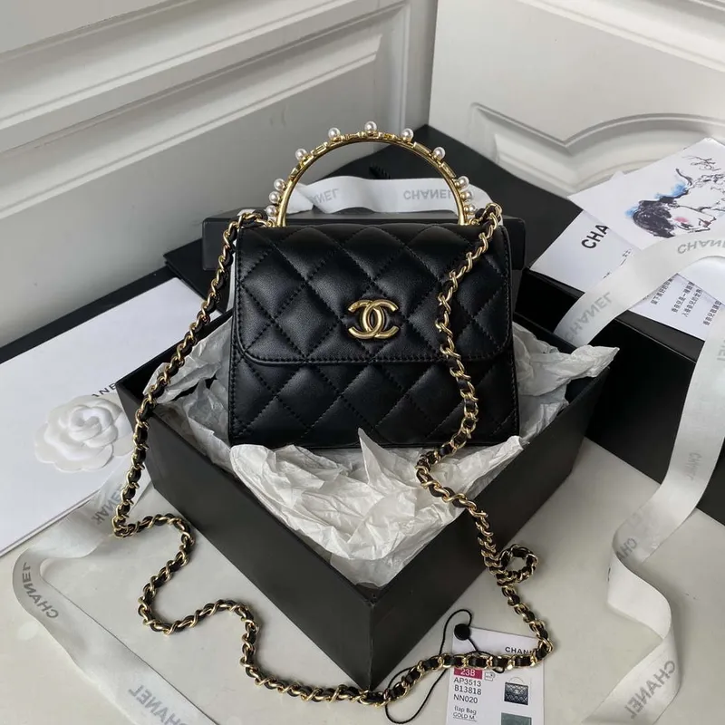Chanel AP3513 Woc Clutch s řetízkem, jehněčí kůže, imitace perel, smalt a zlato, černá
