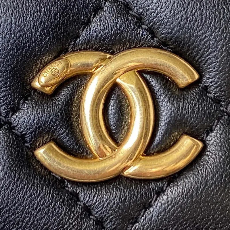 Chanel AP3513 Woc Clutch s řetízkem, jehněčí kůže, imitace perel, smalt a zlato, černá