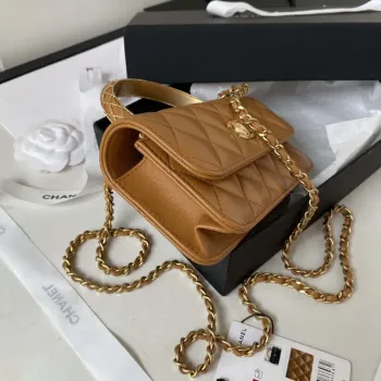 Chanel AP3385 Woc Flap držák na telefon s řetízkem z jehněčí kůže v barvě karamelu a zlata