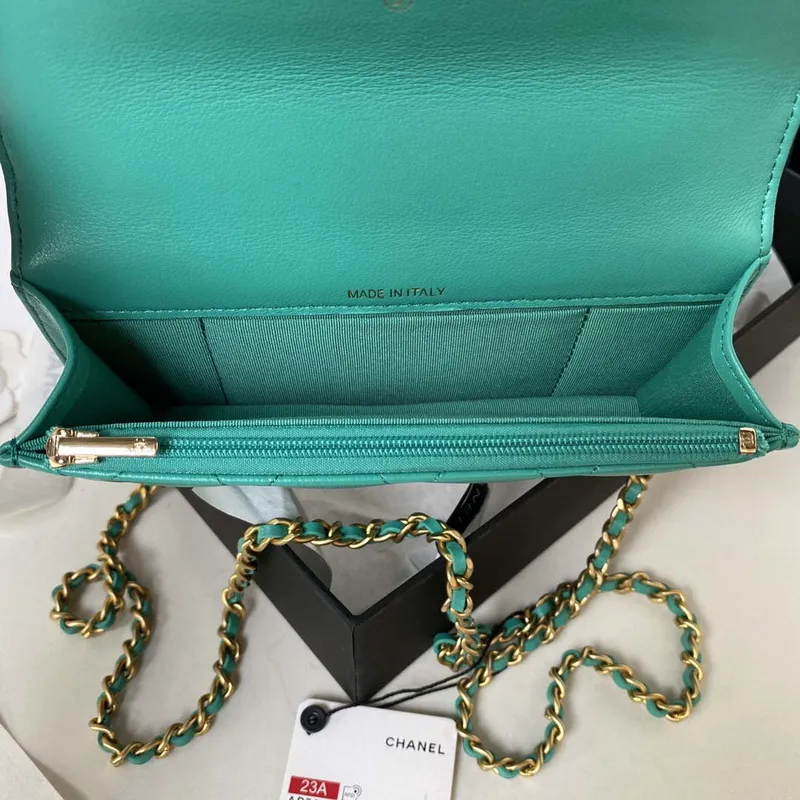 Chanel AP3385 Woc Flap držák na telefon s řetízkem z jehněčí kůže, zelená a zlatá