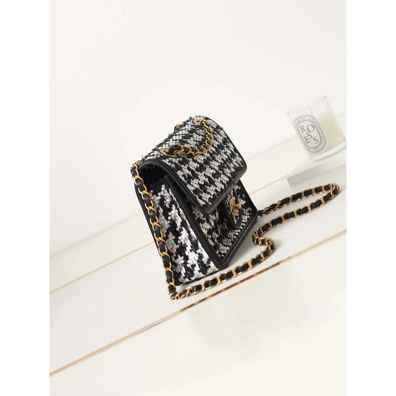 Chanel AS3767 Taška s klopou z tkané jehněčí kůže, černá