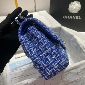 Chanel A01112 Klasická kabelka s klopou, tvíd a zlatý kov, modrá