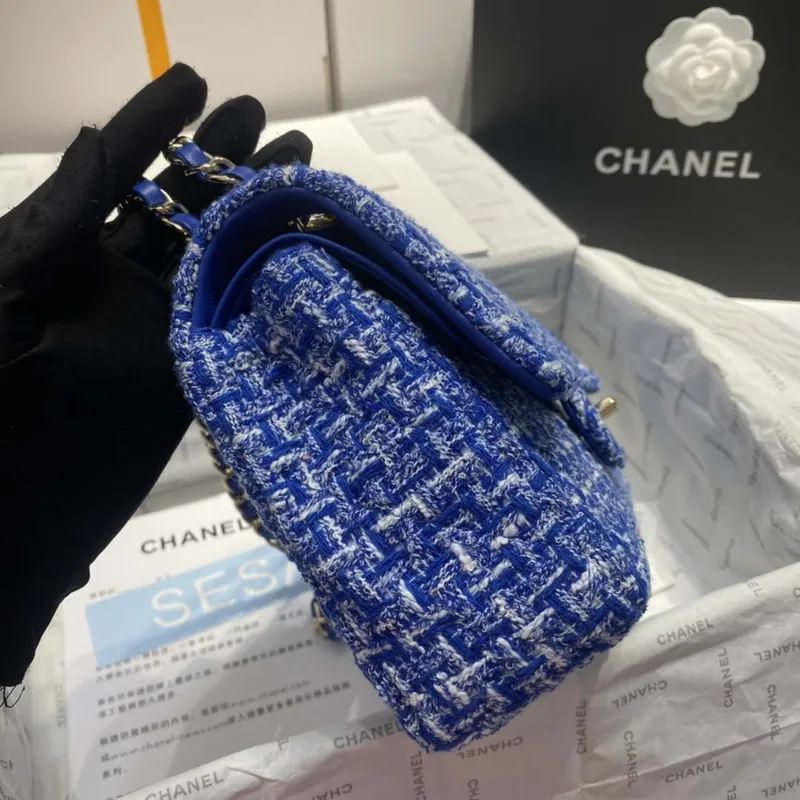 Chanel A01112 Klasická kabelka s klopou, tvíd a zlatý kov, modrá