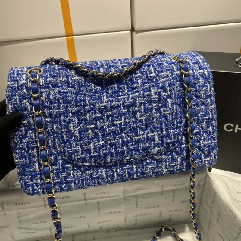 Chanel A01112 Klasická kabelka s klopou, tvíd a zlatý kov, modrá