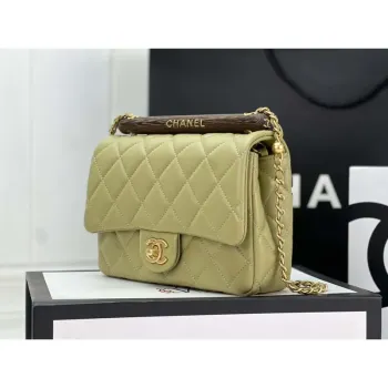 Chanel AS4151 Malá taška s klopou a horním uchem z jehněčí kůže a wenge dřeva, barva matcha green