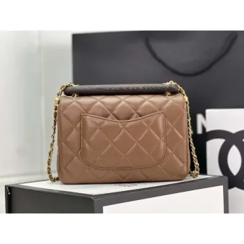 Chanel AS4151 Malá taška s klopou a horním uchem z jehněčí kůže a wenge dřeva, hnědá