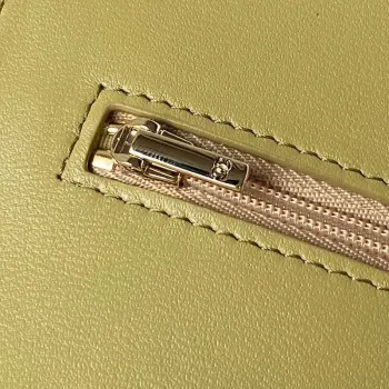 Chanel AP3424 Woc Mini taška s klopou z jehněčí kůže, citronově žlutá