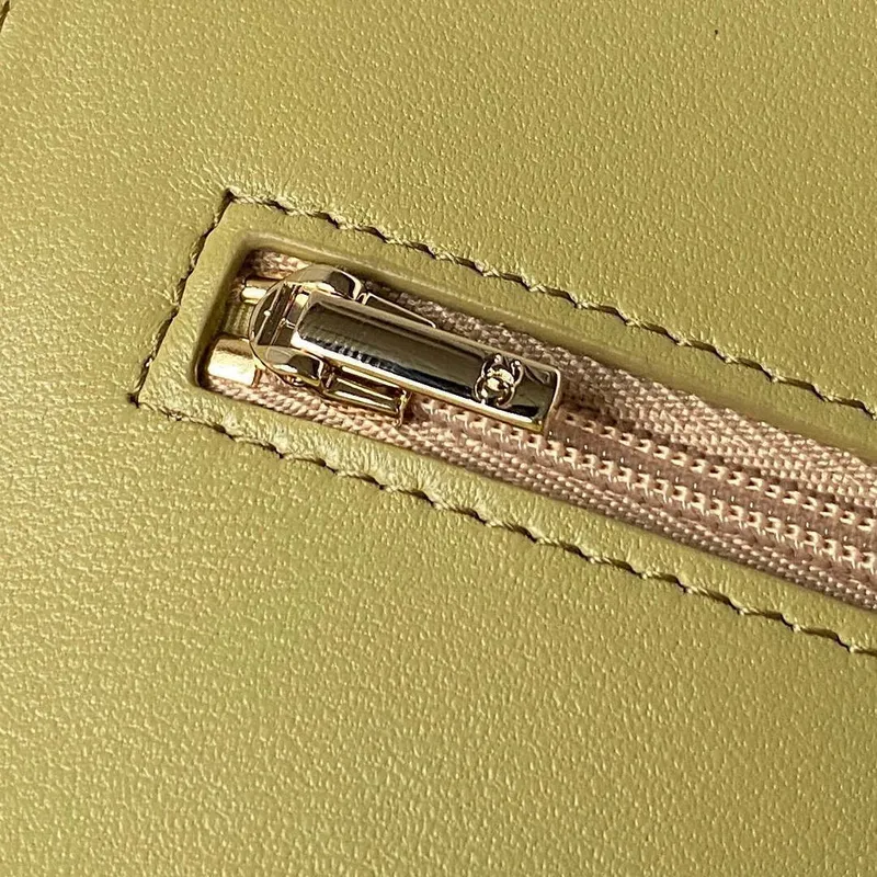 Chanel AP3424 Woc Mini taška s klopou z jehněčí kůže, citronově žlutá