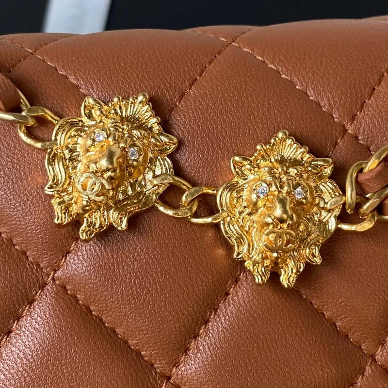 Chanel AP3424 Woc Mini taška s klopou z jehněčí kůže v karamelové barvě