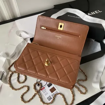 Chanel AP3424 Woc Mini taška s klopou z jehněčí kůže v karamelové barvě