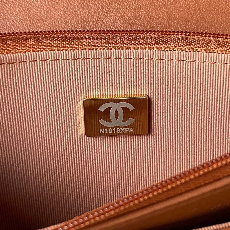 Chanel AP3424 Woc Mini taška s klopou z jehněčí kůže v karamelové barvě