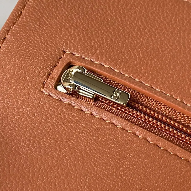 Chanel AP3424 Woc Mini taška s klopou z jehněčí kůže v karamelové barvě