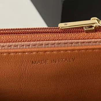 Chanel AP3424 Woc Mini taška s klopou z jehněčí kůže v karamelové barvě