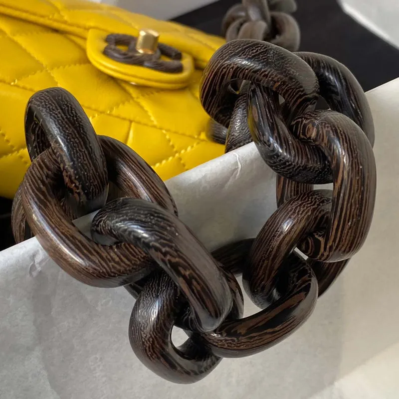 Chanel AS4165 Mini taška s klopou z jehněčí kůže, wenge dřevo a zlatý kov, žlutá