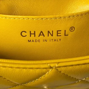 Chanel AS4165 Mini taška s klopou z jehněčí kůže, wenge dřevo a zlatý kov, žlutá