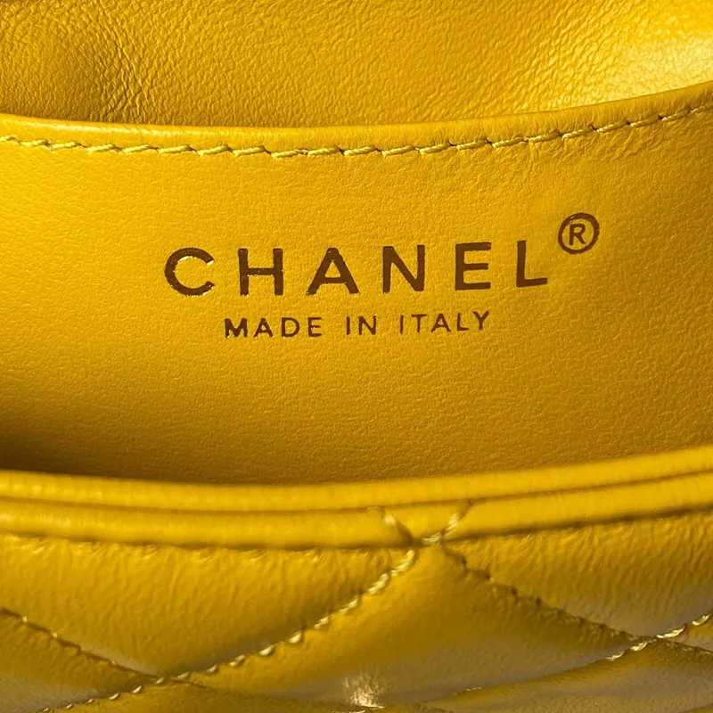 Chanel AS4165 Mini taška s klopou z jehněčí kůže, wenge dřevo a zlatý kov, žlutá