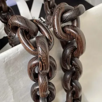 Chanel AS4165 Mini taška s klopou z jehněčí kůže, wenge dřevo a zlatý kov, černá