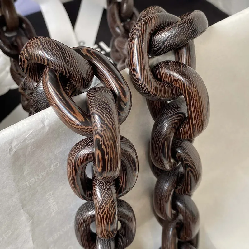 Chanel AS4165 Mini taška s klopou z jehněčí kůže, wenge dřevo a zlatý kov, černá