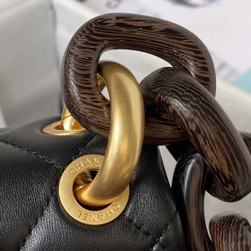 Chanel AS4165 Mini taška s klopou z jehněčí kůže, wenge dřevo a zlatý kov, černá