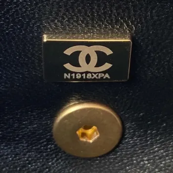 Chanel AS4165 Mini taška s klopou z jehněčí kůže, wenge dřevo a zlatý kov, černá