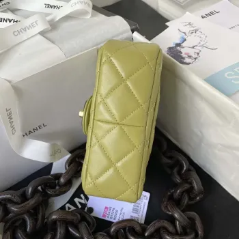 Chanel AS4165 Mini taška s klopou z jehněčí kůže, wenge dřevo a zlatý kov, citronově zelená