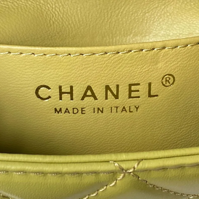 Chanel AS4165 Mini taška s klopou z jehněčí kůže, wenge dřevo a zlatý kov, citronově zelená