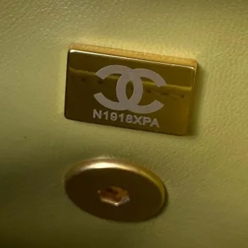 Chanel AS4165 Mini taška s klopou z jehněčí kůže, wenge dřevo a zlatý kov, citronově zelená