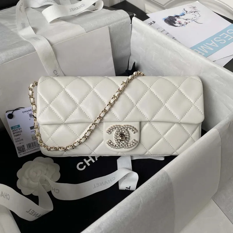 Chanel AS3791 Kabelka s klopou z jehněčí kůže, bílá