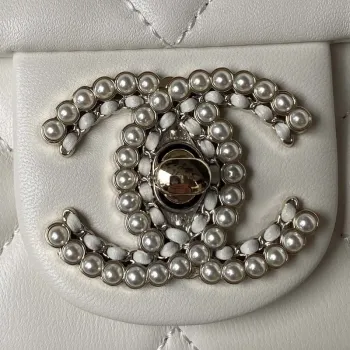 Chanel AS3791 Kabelka s klopou z jehněčí kůže, bílá