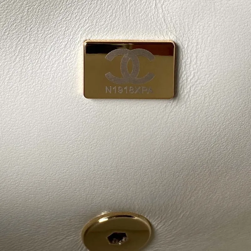 Chanel AS3791 Kabelka s klopou z jehněčí kůže, bílá