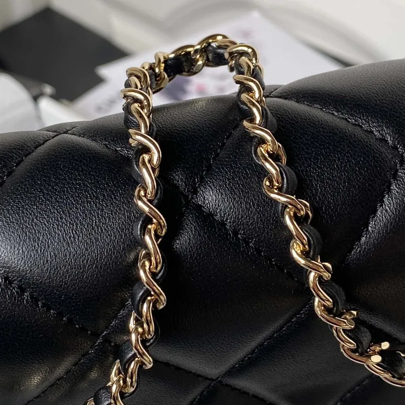 Chanel AS3791 Kabelka s klopou z jehněčí kůže, černá