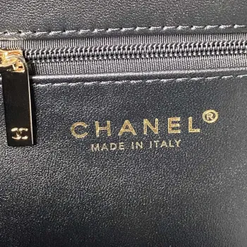 Chanel AS3791 Kabelka s klopou z jehněčí kůže, černá