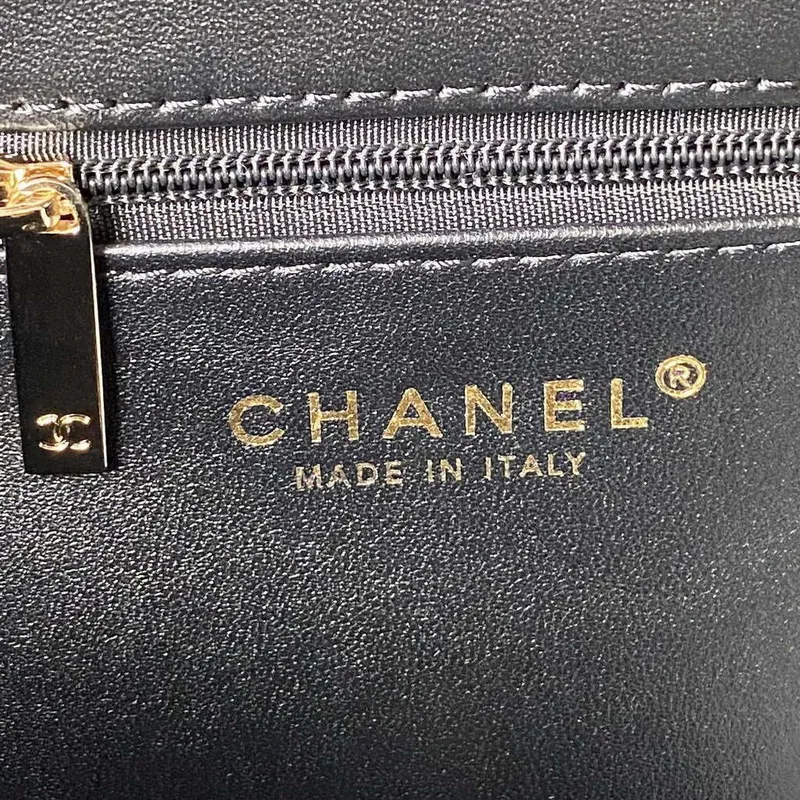 Chanel AS3791 Kabelka s klopou z jehněčí kůže, černá