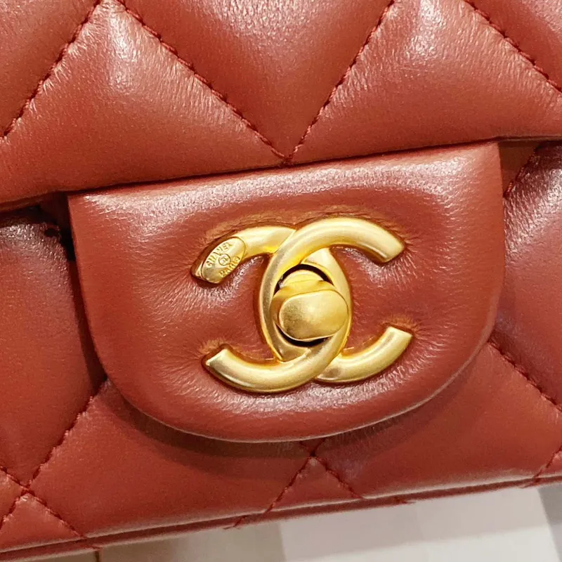Chanel AS4151 Malá taška s klopou a horním uchem z jehněčí kůže a wenge dřeva, vínově červená