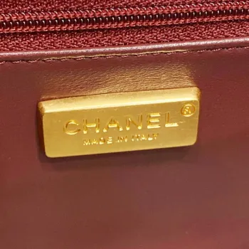 Chanel AS4151 Malá taška s klopou a horním uchem z jehněčí kůže a wenge dřeva, vínově červená