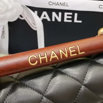Chanel AS4151 Malá taška s klopou a horním uchem z jehněčí kůže a wenge dřeva, černá