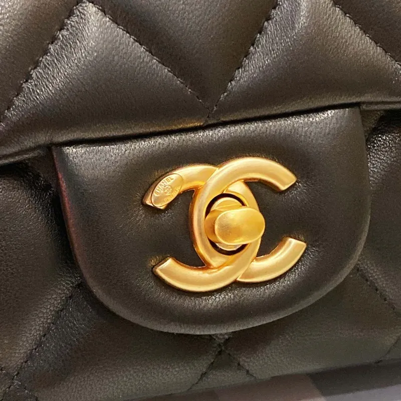 Chanel AS4151 Malá taška s klopou a horním uchem z jehněčí kůže a wenge dřeva, černá