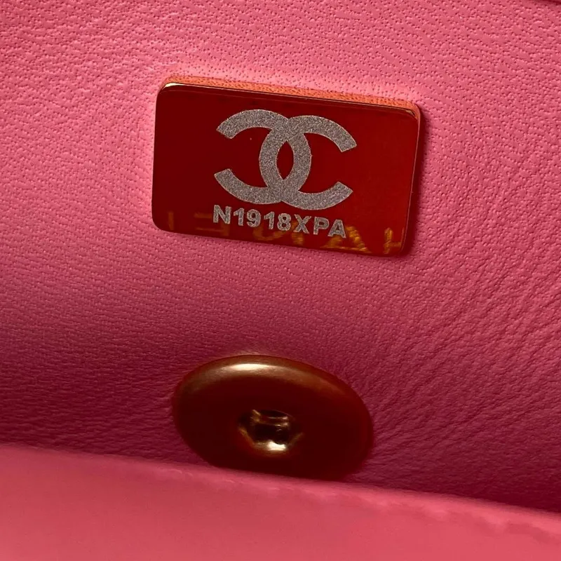 Chanel AS3113 Mini taška s klopou z jehněčí kůže, růžová