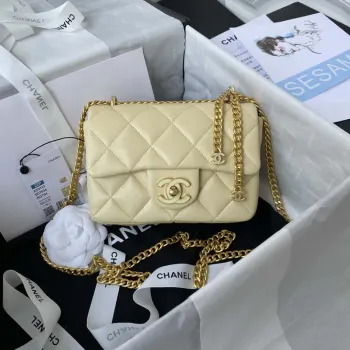 Chanel AS3113 Mini taška s klopou z jehněčí kůže, žlutá