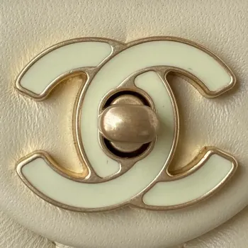 Chanel AS3113 Mini taška s klopou z jehněčí kůže, žlutá