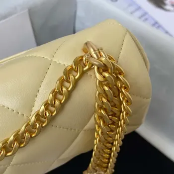 Chanel AS3113 Mini taška s klopou z jehněčí kůže, žlutá