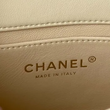 Chanel AS3113 Mini taška s klopou z jehněčí kůže, žlutá