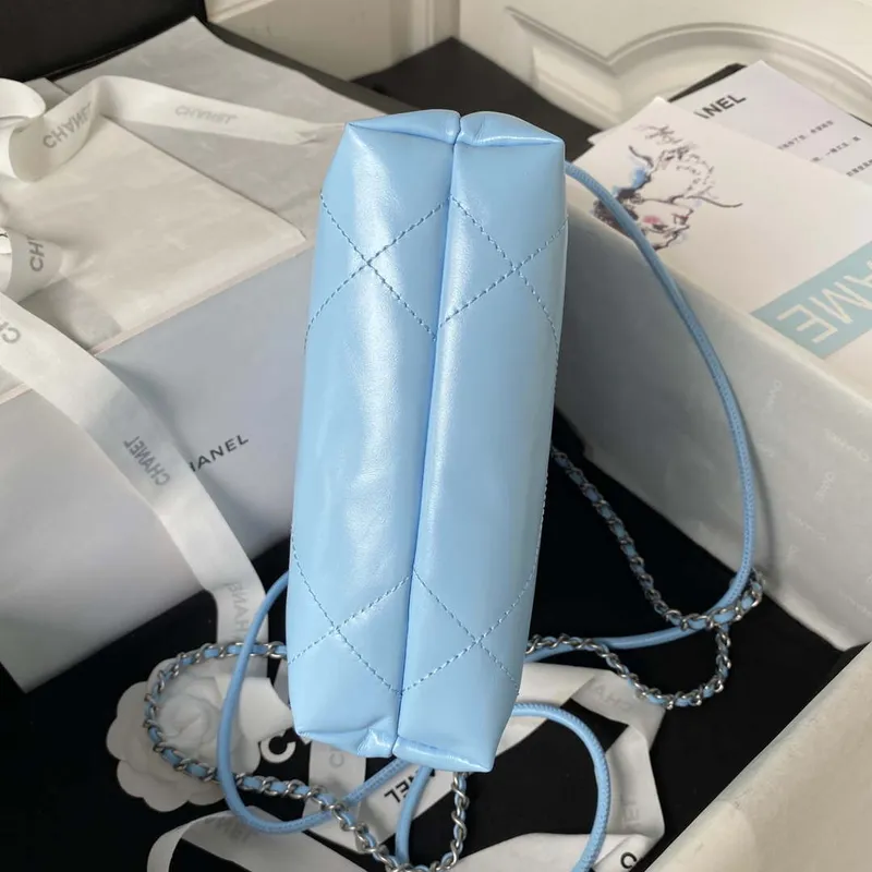 Chanel 22 AS3980 Mini kabelka z lesklé telecí kůže a stříbrného kovu, nebesky modrá
