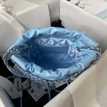 Chanel 22 AS3980 Mini kabelka z lesklé telecí kůže a stříbrného kovu, nebesky modrá